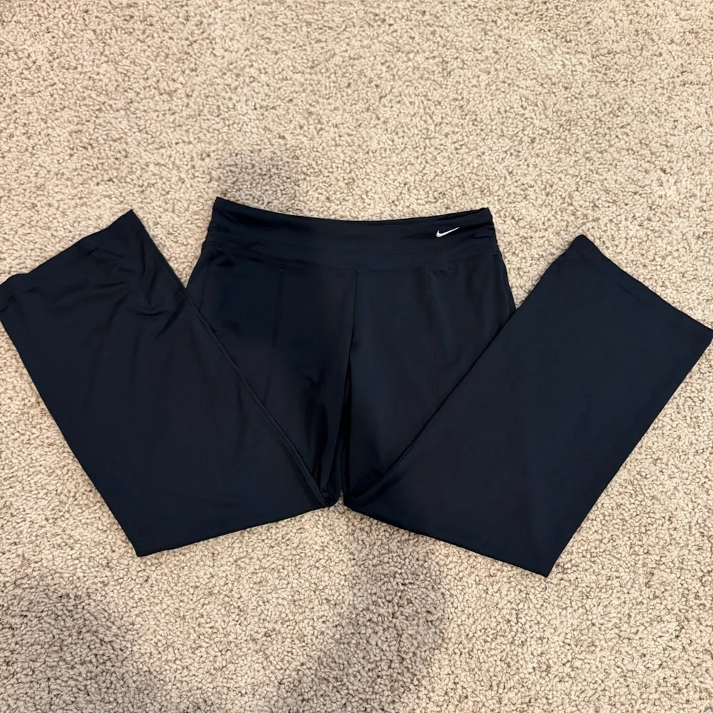 Nike Women’s Black Athletic Pants Size L Wide Leg Dri-Fit‎ Stretch 27” Inseam